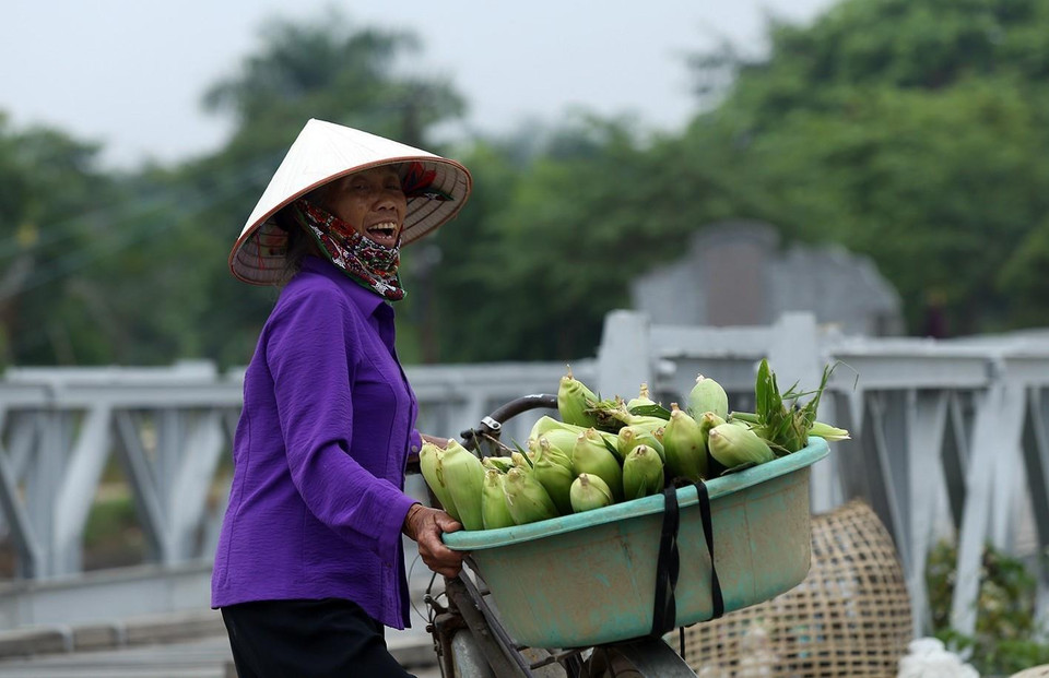 Cuộc sống mưu sinh đè nặng lên đôi vai người phụ nữ vùng cao. (Ảnh: Phan Tuấn Anh/TTXVN)