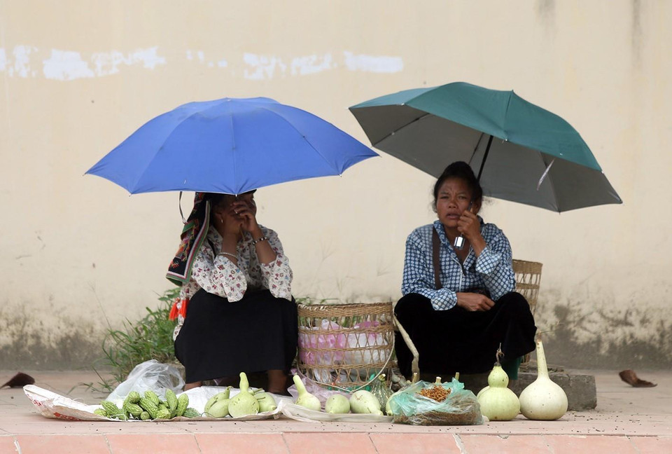 Phụ nữ vùng cao mang rau củ của vườn nhà đem bán để có thêm thu nhập. (Ảnh: Phan Tuấn Anh/TTXVN)