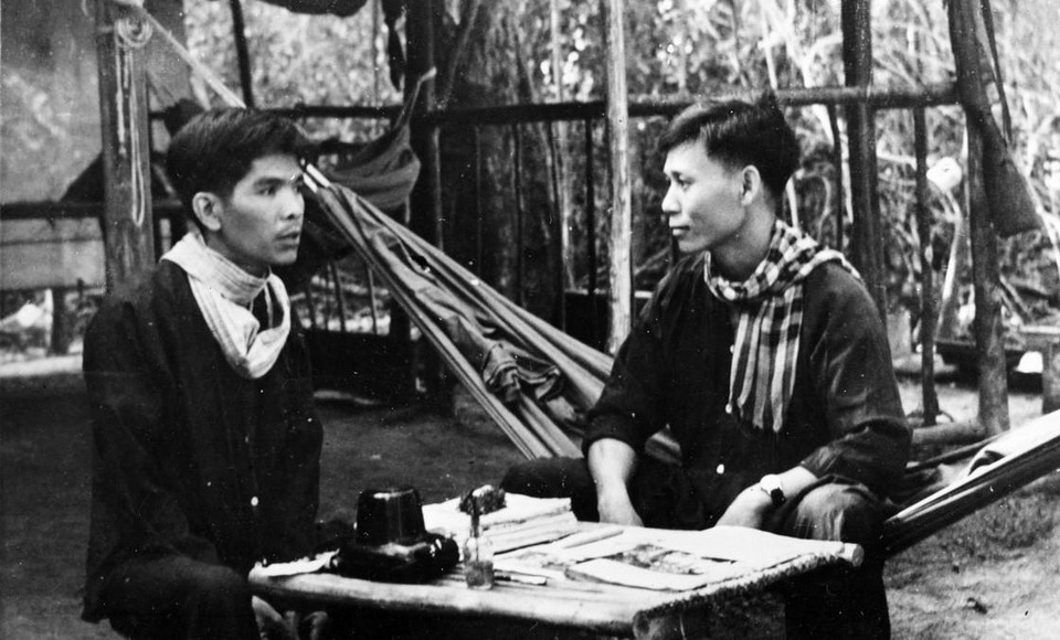 Các phóng viên ảnh của Thông tấn xã Giải phóng trao đổi công tác trong thời kỳ kháng chiến chống Mỹ, cứu nước. (Ảnh: TTXVN)