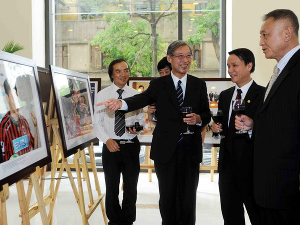 Tổng Giám đốc TTXVN Nguyễn Đức Lợi (thứ hai từ phải sang), Chủ tịch Hãng Thông tấn Kyodo Nhật Bản, ông Masaki Fukuyama (thứ ba từ phải sang) cùng các đại biểu xem ảnh được trưng bày tại triển lãm. (Ảnh: Minh Đức/TTXVN)