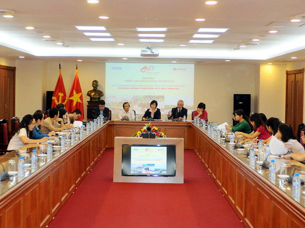 Quang cảnh buổi họp báo trước giờ khai mạc triển lãm. (Ảnh: Minh Đức/TTXVN)