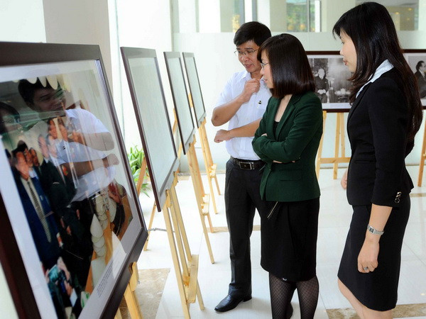 Các đại biểu và khách tham quan triển lãm. (Ảnh: Minh Đức/TTXVN)