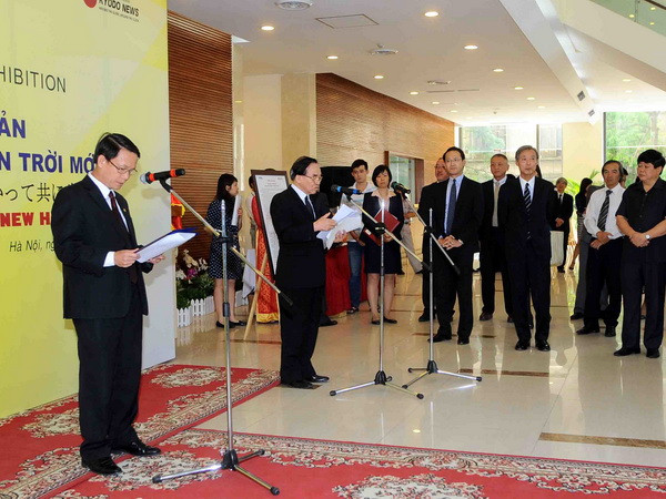 Tổng Giám đốc TTXVN Nguyễn Đức Lợi phát biểu khai mạc triển lãm. (Ảnh: Minh Đức: TTXVN)