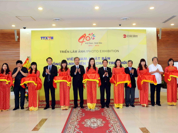 Cắt băng khai mạc triển lãm. (Ảnh: Minh Đức/TTXVN)