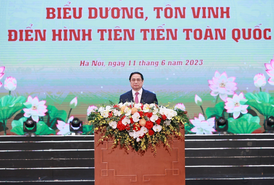 Thủ tướng Phạm Minh Chính phát biểu tại Hội nghị biểu dương, tôn vinh điển hình tiên tiến toàn quốc. (Ảnh: Dương Giang/TTXVN)