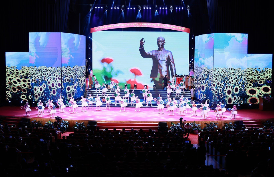Chương trình nghệ thuật chào mừng Hội nghị biểu dương, tôn vinh điển hình tiên tiến toàn quốc. (Ảnh: Dương Giang/TTXVN)