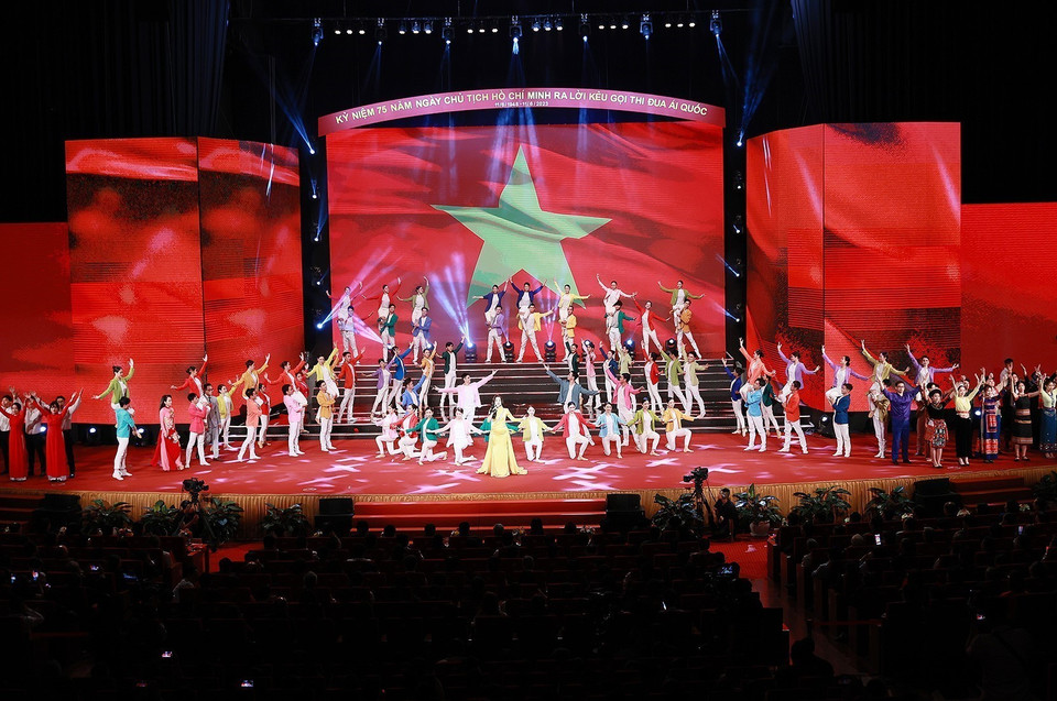 Chương trình nghệ thuật chào mừng Hội nghị biểu dương, tôn vinh điển hình tiên tiến toàn quốc. (Ảnh: Dương Giang/TTXVN)