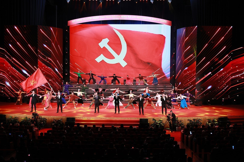 Chương trình nghệ thuật chào mừng Hội nghị biểu dương, tôn vinh điển hình tiên tiến toàn quốc. (Ảnh: Dương Giang/TTXVN)