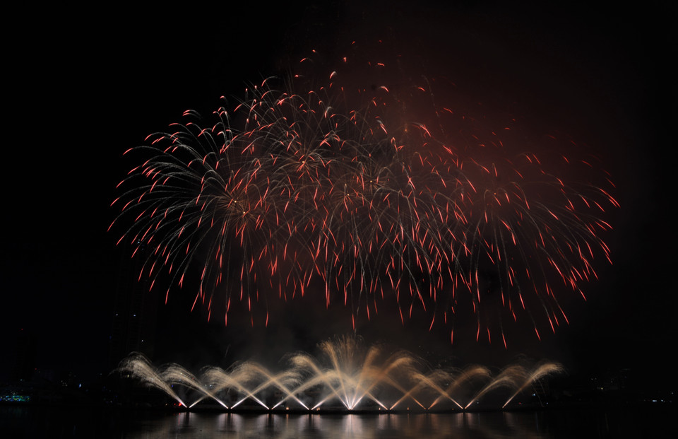 Màn trình diễn pháo hoa của đội tuyển Pháp. (Ảnh: Văn Dũng/TTXVN)