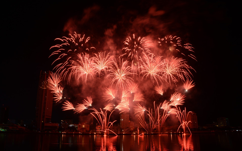 Màn trình diễn pháo hoa của đội tuyển Pháp. (Ảnh: Văn Dũng/TTXVN)