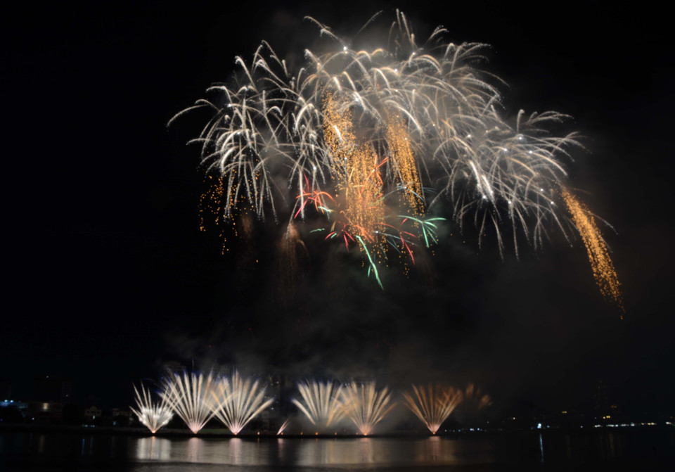 Thành phố Đà Nẵng có mưa nhưng đã tạnh ngay trước giờ bắt đầu màn trình diễn. (Ảnh: Văn Dũng/TTXVN)