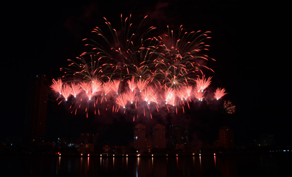 Màn trình diễn pháo hoa của đội tuyển Pháp. (Ảnh: Văn Dũng/TTXVN)