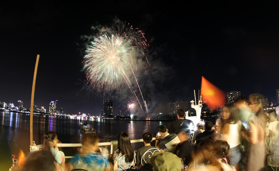 Trong ảnh: Màn trình diễn pháo hoa của đội Canada. (Ảnh: Văn Dũng/TTXVN)