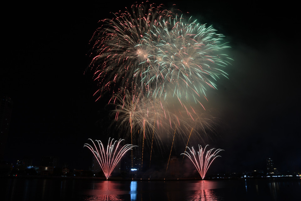 Màn trình diễn pháo hoa của đội tuyển Canada. (Ảnh: Văn Dũng/TTXVN)