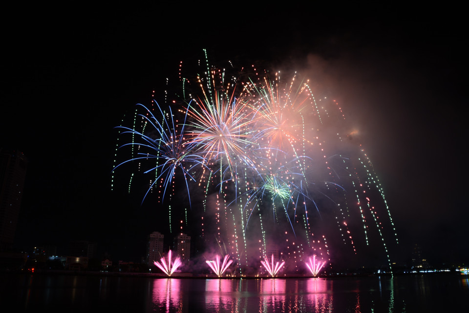 Màn trình diễn pháo hoa của đội tuyển Canada. (Ảnh: Văn Dũng/TTXVN)