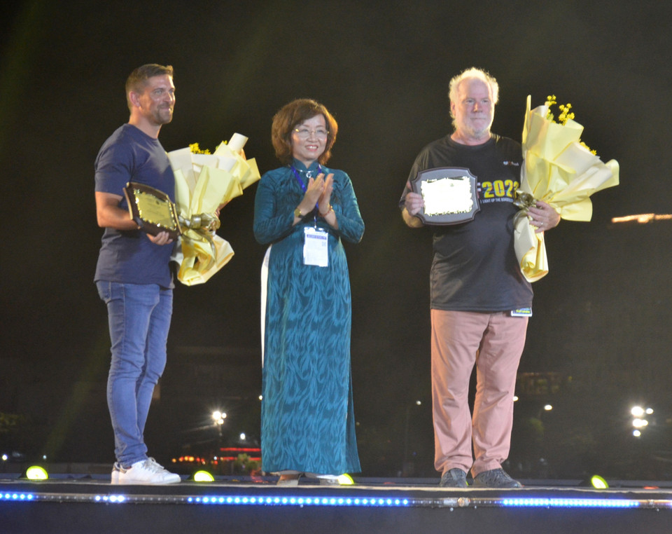 Phó Chủ tịch UBND thành phố Đà Nẵng Ngô Thị Kim Yến tặng hoa chúc mừng hai đội Pháp và Canada trước giờ trình diễn pháo hoa. (Ảnh: Văn Dũng/TTXVN)