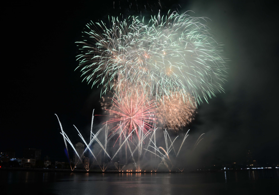 Hai bờ sông Hàn rực sáng trong màn trình diễn pháo hoa của đội Canada và Pháp. .(Ảnh: Văn Dũng/TTXVN)