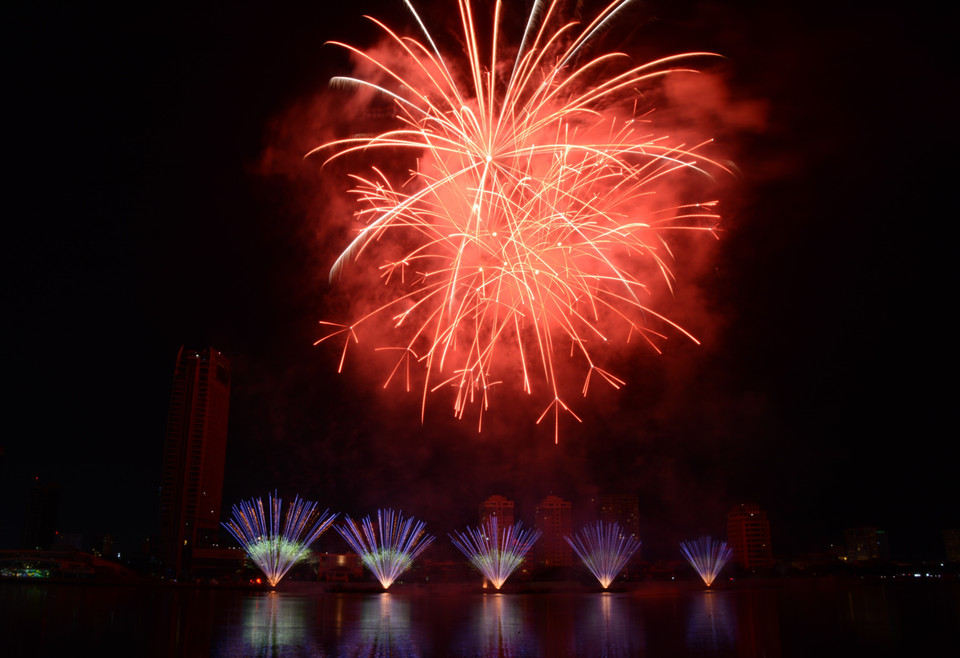 Màn trình diễn pháo hoa của đội tuyển Pháp. (Ảnh: Văn Dũng/TTXVN)