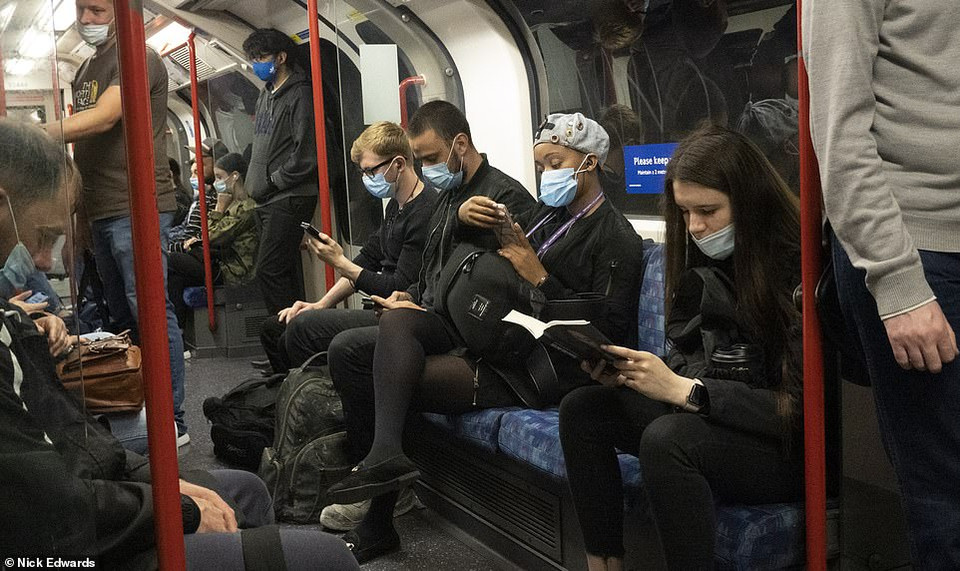 Trong khi dịch COVID-19 đang diễn biến phức tạp tại Anh, chính phủ đã yêu cầu người dân bắt buộc phải đeo khẩu trang trên các phương tiện giao thông công cộng. (Nguồn: DailyMail)