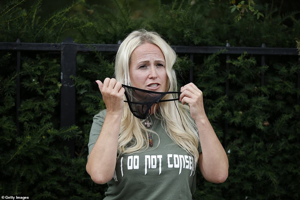 Những người biểu tình cho rằng việc nhiều nhà khoa học tuyên bố việc đeo khẩu trang là không cần thiết, và họ không hiểu vì sao chính phủ đột nhiên yêu cầu đeo khẩu trang, nhưng lại chỉ ở một số địa điểm.(Nguồn: Getty Images)