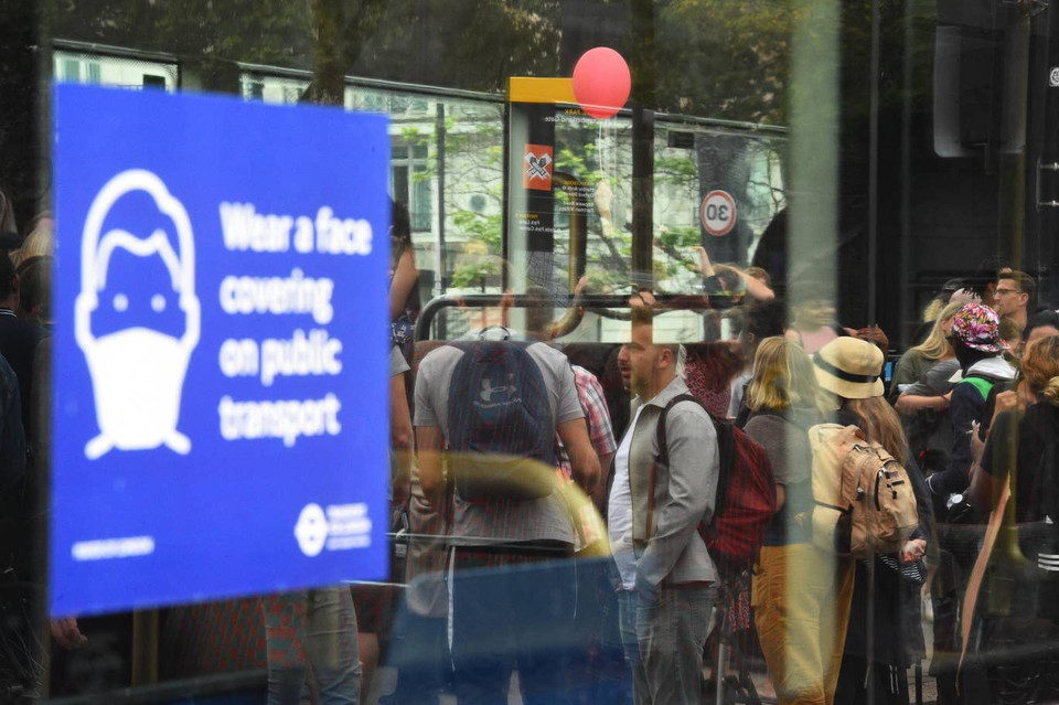 Từ 24/7, người dân cũng buộc phải đeo khẩu trang khi đi vào các cửa hàng và siêu thị.(Nguồn: PA)