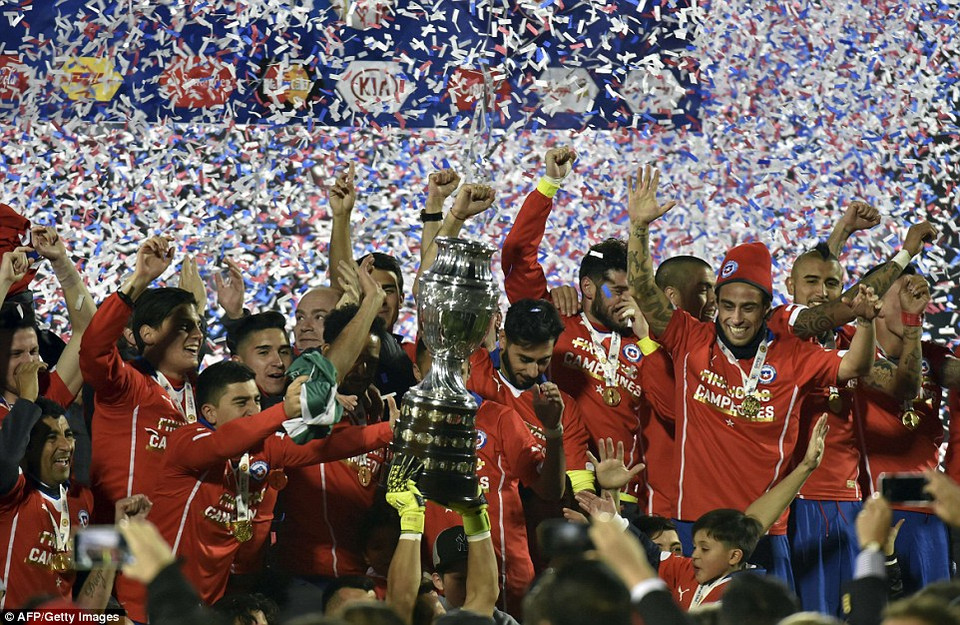 Chile giành chức vô địch sau loạt sút 11m.