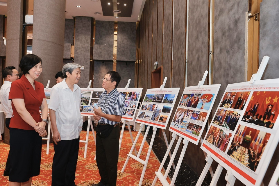 Thành viên Hội đồng chung khảo thảo luận về các tác phẩm ảnh. (Ảnh: Minh Quyết/ TTXVN)