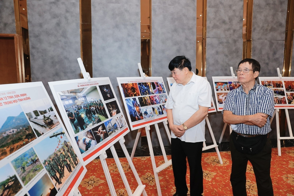 Thành viên Hội đồng chung khảo thảo luận về các tác phẩm ảnh. (Ảnh: Minh Quyết/ TTXVN)