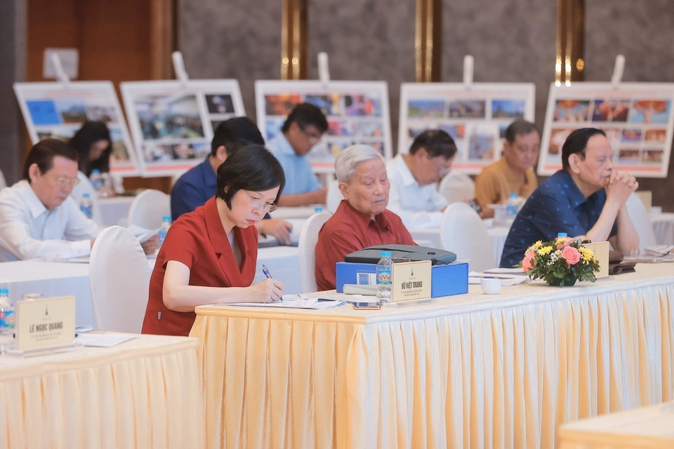 Thành viên Hội đồng chung khảo Giải Báo chí Quốc gia lần thứ 18 năm 2023 tham dự. (Ảnh: Minh Quyết/TTXVN)