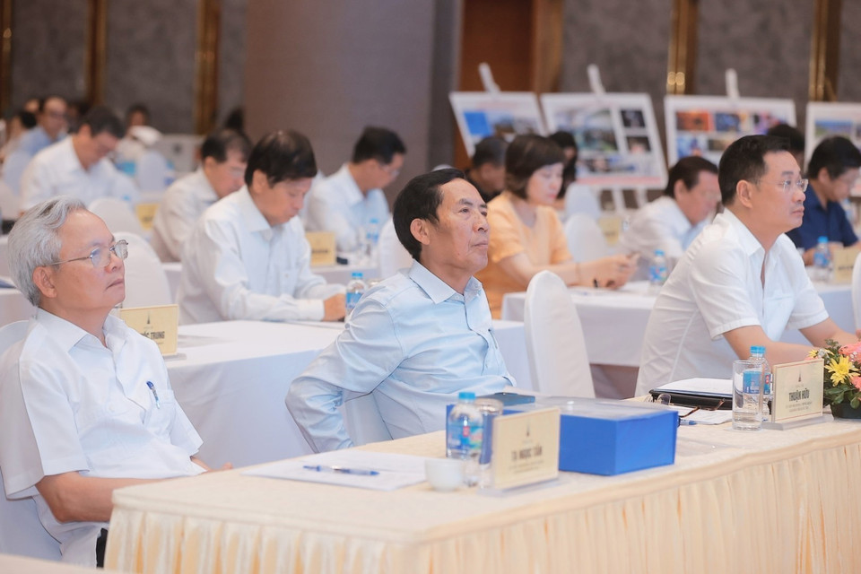 Thành viên Hội đồng chung khảo Giải Báo chí Quốc gia lần thứ 18 năm 2023 tham dự. (Ảnh: Minh Quyết/TTXVN)