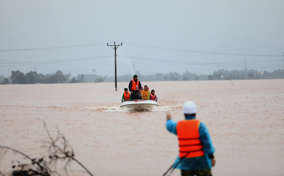 Lực lượng chức năng Hà Tĩnh phối hợp cùng chính quyền địa phương tiến hành di chuyển người dân vùng cô lập ra khu vực an toàn tại thôn Ngũ Phúc, xã Cẩm Vĩnh, huyện Cẩm Xuyên, tỉnh Hà Tĩnh (ảnh chụp 18 giờ ngày 20/10/2020). (Ảnh: Thành Đạt/TTXVN)