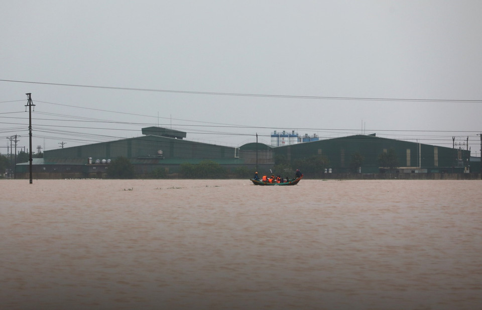  Lực lượng chức năng Hà Tĩnh phối hợp cùng chính quyền địa phương tiến hành di chuyển người dân vùng cô lập ra khu vực an toàn tại thôn Ngũ Phúc, xã Cẩm Vĩnh, huyện Cẩm Xuyên, tỉnh Hà Tĩnh (ảnh chụp 18 giờ ngày 20/10/2020). (Ảnh: Thành Đạt/TTXVN)