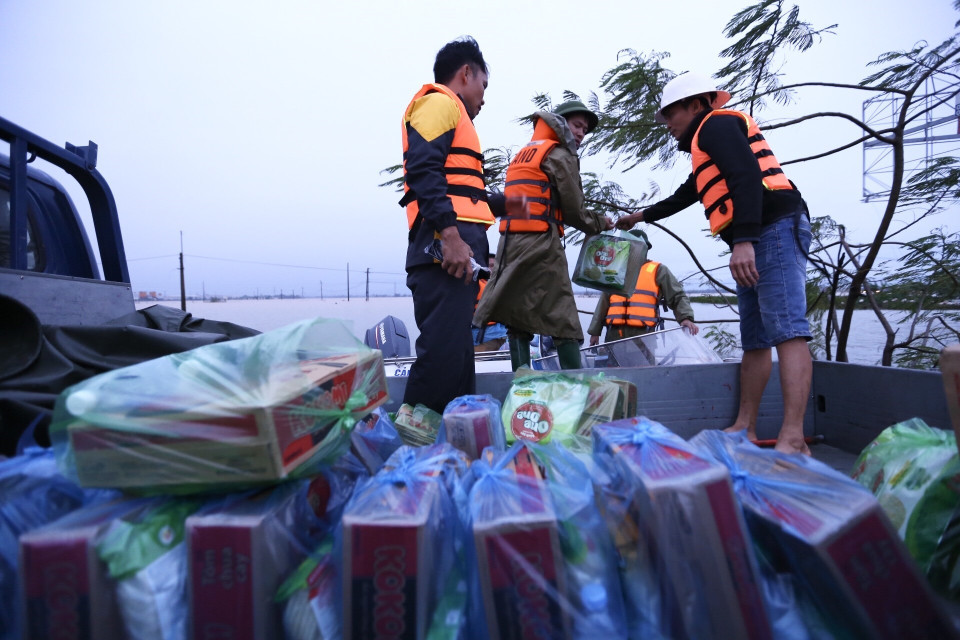  Lực lượng chức năng Hà Tĩnh phối hợp với chính quyền địa phương tiến hành di chuyển người dân vùng bị cô lập ra khu vực an toàn, đồng thời vận chuyển thực phẩm cho người dân ở khu bị cô lập thuộc 6 thôn của xã Cẩm Vĩnh, huyện Cẩm Xuyên, tỉnh Hà Tĩnh (ảnh chụp 17h30 ngày 20/10/2020). (Ảnh: Minh Quyết/TTXVN)