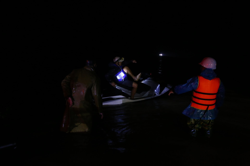Lực lượng chức năng Hà Tĩnh phối hợp với chính quyền địa phương tiến hành di chuyển người dân vùng bị cô lập ra khu vực an toàn, đồng thời vận chuyển thực phẩm cho người dân ở khu bị cô lập thuộc 6 thôn của xã Cẩm Vĩnh, huyện Cẩm Xuyên, tỉnh Hà Tĩnh (ảnh chụp 17h30 ngày 20/10/2020). (Ảnh: Minh Quyết/TTXVN)