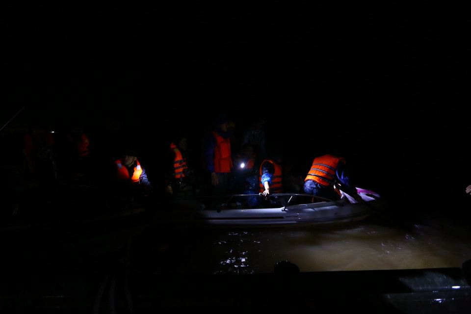 Lực lượng chức năng Hà Tĩnh phối hợp với chính quyền địa phương tiến hành di chuyển người dân vùng bị cô lập ra khu vực an toàn, đồng thời vận chuyển thực phẩm cho người dân ở khu bị cô lập thuộc 6 thôn của xã Cẩm Vĩnh, huyện Cẩm Xuyên, tỉnh Hà Tĩnh (ảnh chụp 17h30 ngày 20/10/2020). (Ảnh: Minh Quyết/TTXVN)