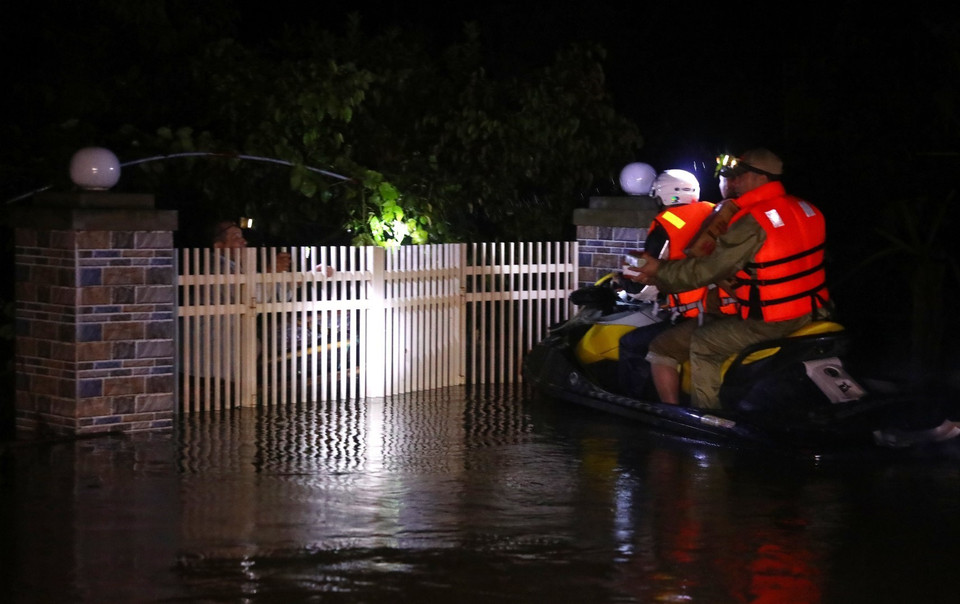  Lực lượng chức năng tỉnh Hà Tĩnh dùng ca nô nước di chuyển trong đêm vào cứu trợ đồng thời vận chuyển thực phẩm cho người dân ở khu bị cô lập thuộc 6 thôn của xã Cẩm Vĩnh, huyện Cẩm Xuyên, tỉnh Hà Tĩnh (ảnh chụp 19 giờ ngày 20/10/2020). (Ảnh: Thành Đạt/TTXVN)