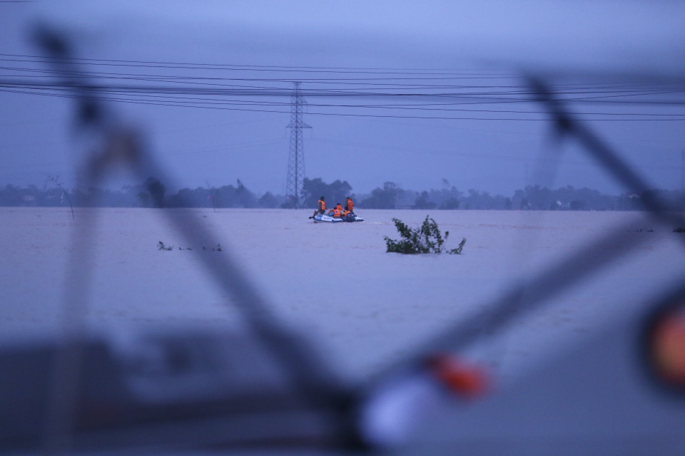 Lực lượng chức năng Hà Tĩnh phối hợp với chính quyền địa phương tiến hành di chuyển người dân vùng bị cô lập ra khu vực an toàn, đồng thời vận chuyển thực phẩm cho người dân ở khu bị cô lập thuộc 6 thôn của xã Cẩm Vĩnh, huyện Cẩm Xuyên, tỉnh Hà Tĩnh (ảnh chụp 17h30 ngày 20/10/2020). (Ảnh: Minh Quyết/TTXVN)