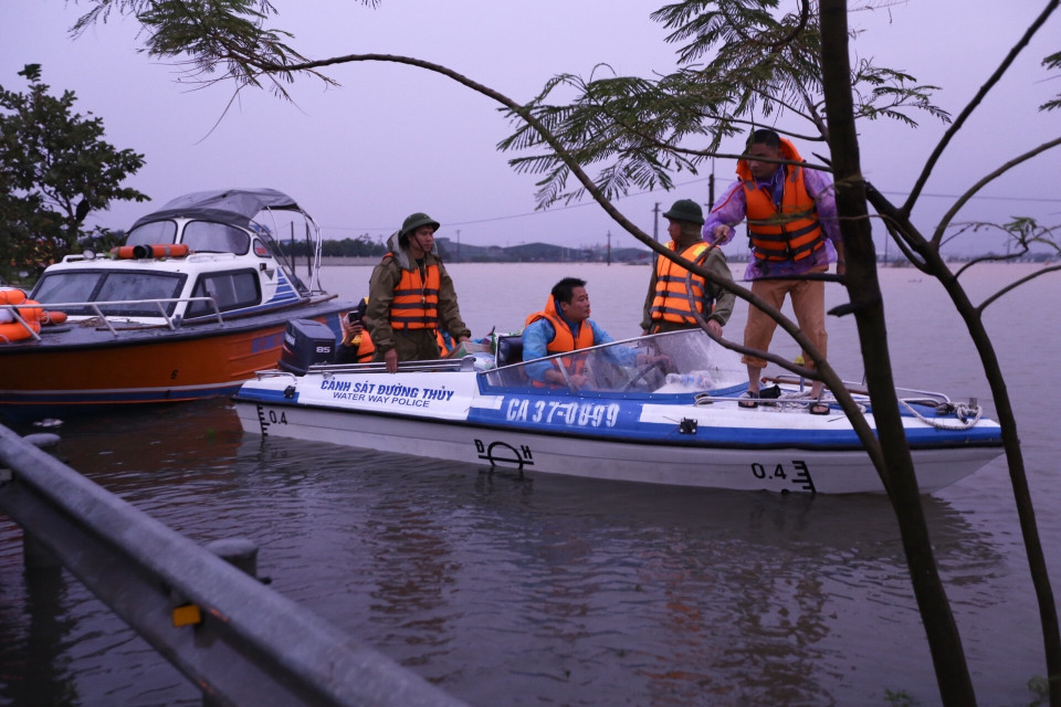 Lực lượng chức năng Hà Tĩnh phối hợp với chính quyền địa phương tiến hành di chuyển người dân vùng bị cô lập ra khu vực an toàn, đồng thời vận chuyển thực phẩm cho người dân ở khu bị cô lập thuộc 6 thôn của xã Cẩm Vĩnh, huyện Cẩm Xuyên, tỉnh Hà Tĩnh (ảnh chụp 17h30 ngày 20/10/2020). (Ảnh: Minh Quyết/TTXVN)