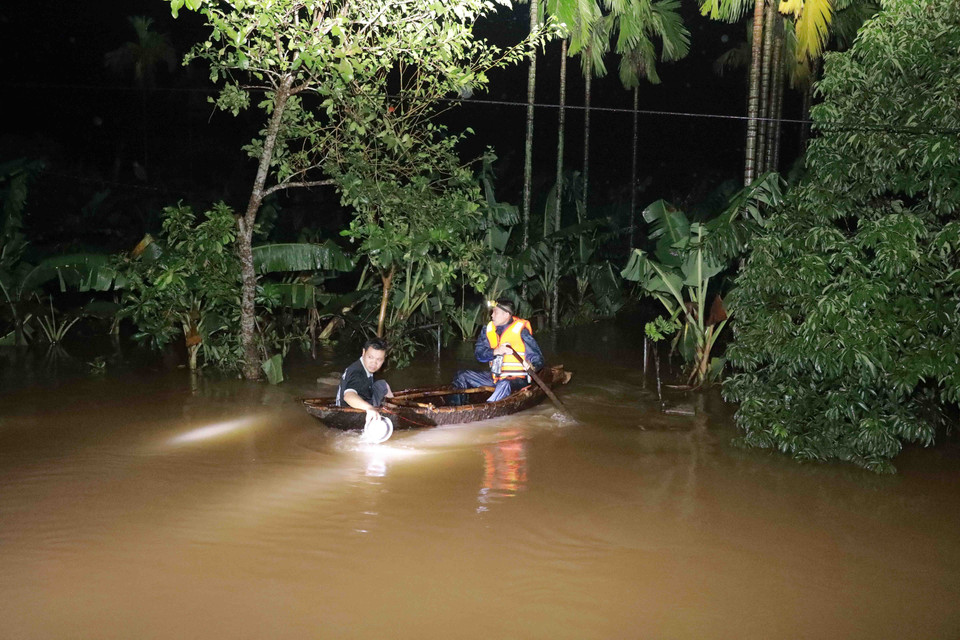 Cứu hộ người dân bị cô lập tại thôn Ngũ Phúc, xã Cẩm Vinh, huyện Cẩm Xuyên. (Ảnh: Vũ Sinh/TTXVN)