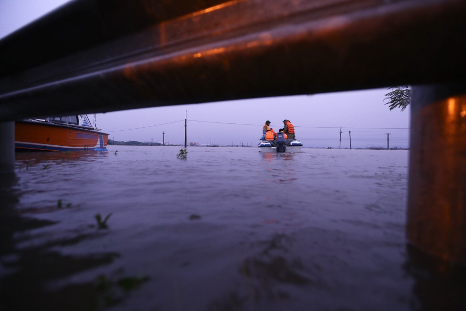 Lực lượng chức năng Hà Tĩnh phối hợp với chính quyền địa phương tiến hành di chuyển người dân vùng bị cô lập ra khu vực an toàn, đồng thời vận chuyển thực phẩm cho người dân ở khu bị cô lập thuộc 6 thôn của xã Cẩm Vĩnh, huyện Cẩm Xuyên, tỉnh Hà Tĩnh (ảnh chụp 17h30 ngày 20/10/2020). (Ảnh: Minh Quyết/TTXVN)