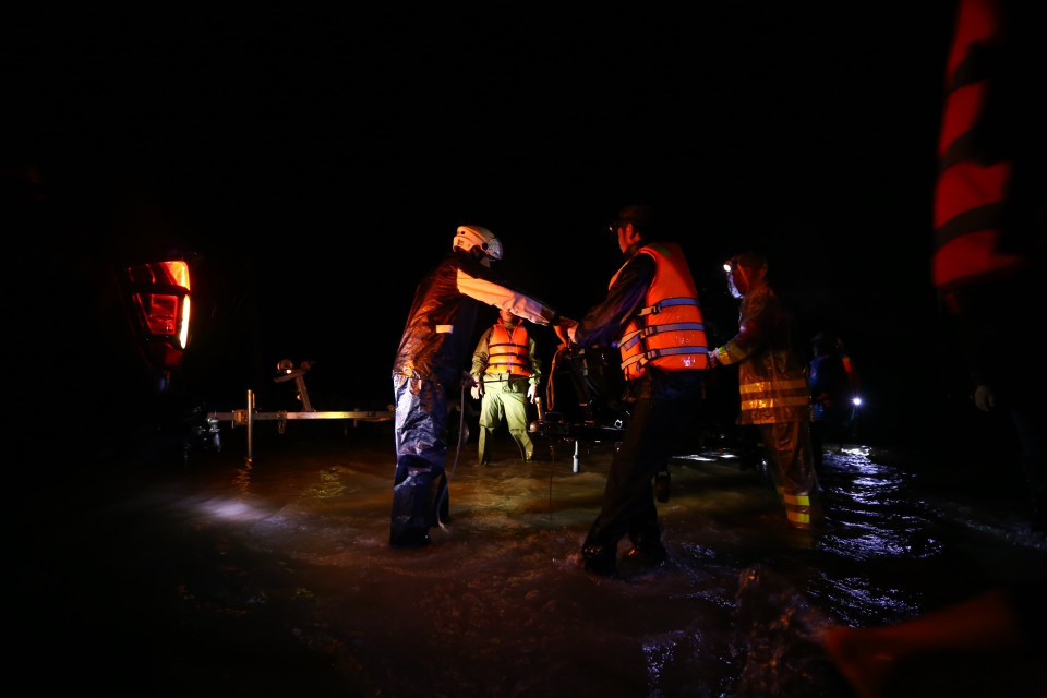 Lực lượng chức năng Hà Tĩnh phối hợp với chính quyền địa phương tiến hành di chuyển người dân vùng bị cô lập ra khu vực an toàn, đồng thời vận chuyển thực phẩm cho người dân ở khu bị cô lập thuộc 6 thôn của xã Cẩm Vĩnh, huyện Cẩm Xuyên, tỉnh Hà Tĩnh (ảnh chụp 17h30 ngày 20/10/2020). (Ảnh: Minh Quyết/TTXVN)