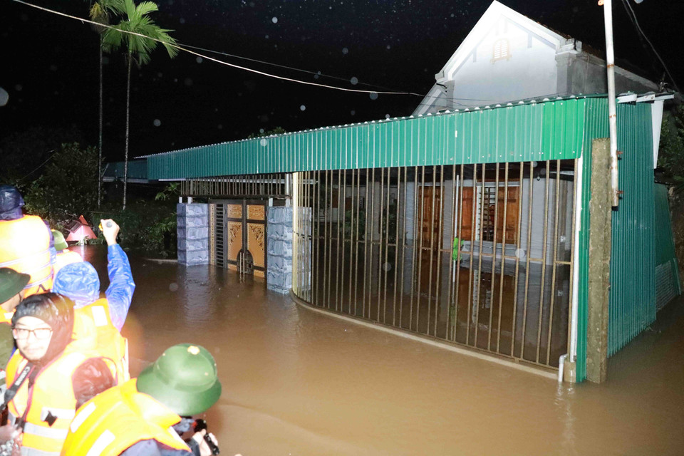 Thôn Ngũ Phúc, xã Cẩm Vinh, huyện Cẩm Xuyên bị cô lập vì lũ lụt. (Ảnh: Vũ Sinh/TTXVN)