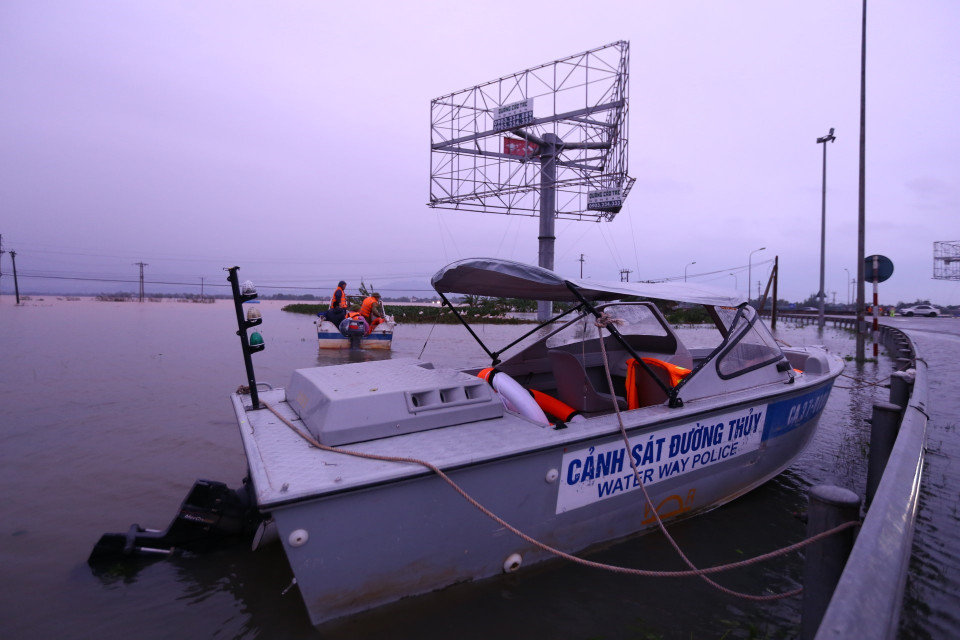 Lực lượng chức năng Hà Tĩnh phối hợp với chính quyền địa phương tiến hành di chuyển người dân vùng bị cô lập ra khu vực an toàn, đồng thời vận chuyển thực phẩm cho người dân ở khu bị cô lập thuộc 6 thôn của xã Cẩm Vĩnh, huyện Cẩm Xuyên, tỉnh Hà Tĩnh (ảnh chụp 17h30 ngày 20/10/2020). (Ảnh: Minh Quyết/TTXVN)