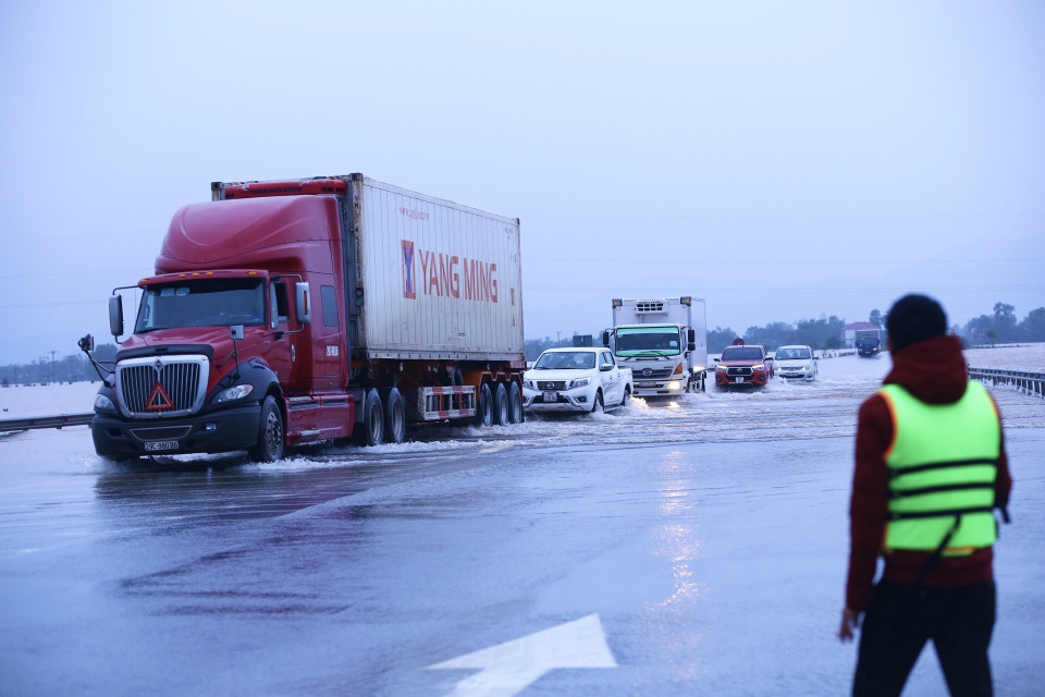 Nước ngập tại đoạn QL1A địa phận Hà Tĩnh. (Ảnh: Minh Quyết/TTXVN)