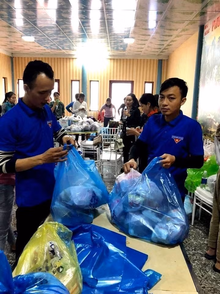 Trận mưa lũ lịch sử vừa xảy ra tại Quảng Bình đã khiến gần 100.000 nhà dân trên toàn khu vực tỉnh Quảng Bình ngập chìm trong nước. (Ảnh: Võ Dung/TTXVN)