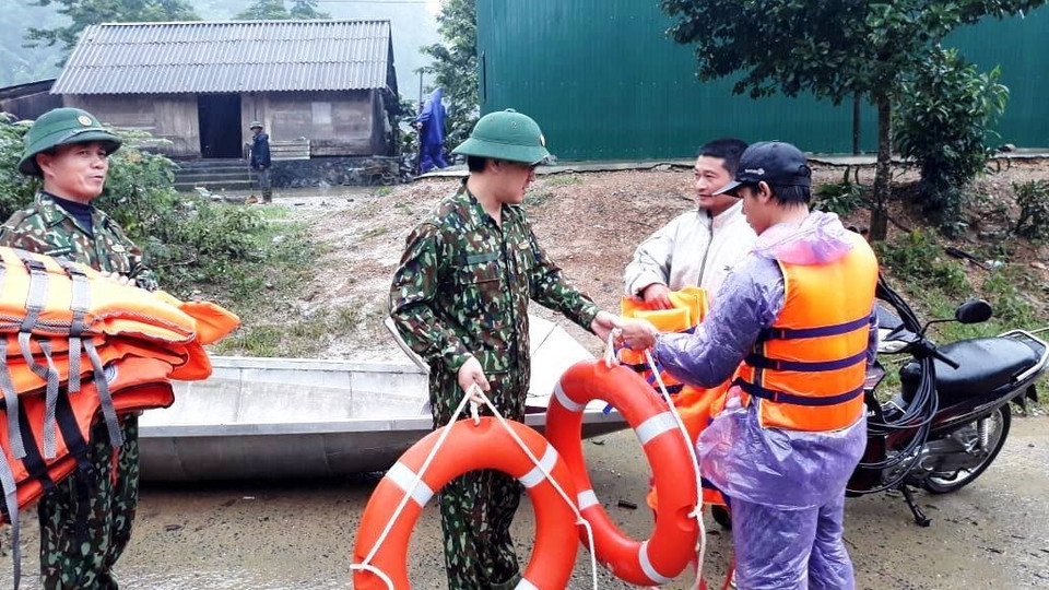 Lực lượng bộ đội Đồn Biên phòng Cà Xèng, Quảng Bình trao tặng áo phao, phao bơi cho bà con nhân dân xã Thượng Hóa, Hóa Sơn, huyện Minh Hóa, Quảng Bình. (Ảnh: Võ Dung/TTXVN)
