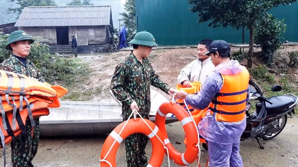 Lực lượng bộ đội Đồn Biên phòng Cà Xèng, Quảng Bình trao tặng áo phao, phao bơi cho bà con nhân dân xã Thượng Hóa, Hóa Sơn, huyện Minh Hóa, Quảng Bình. (Ảnh: Võ Dung/TTXVN)