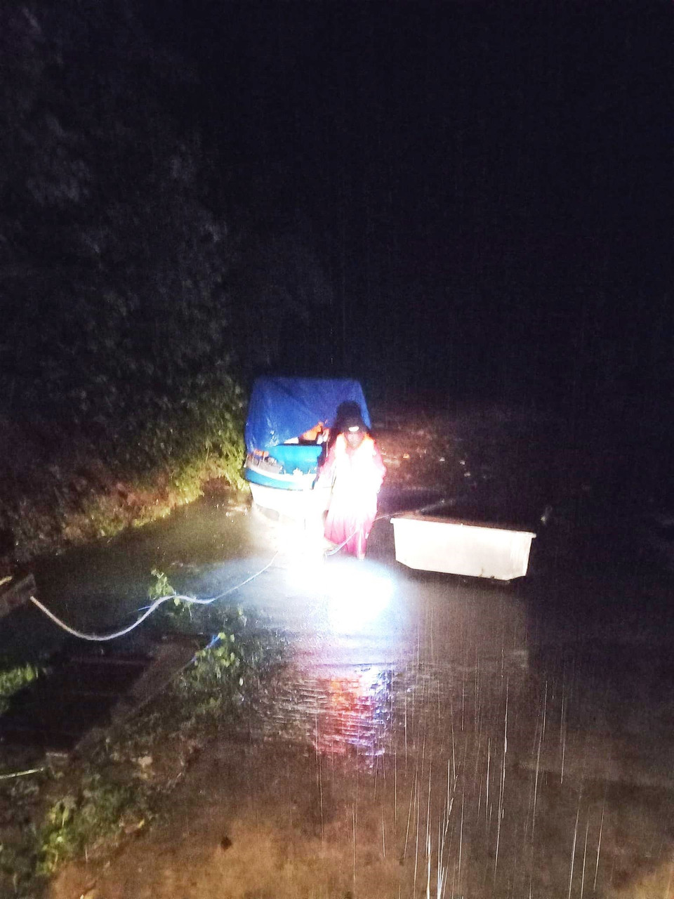 Lực lượng Bộ đội Biên phòng Quảng Bình hỗ trợ di dời người dân trong đêm lũ nhằm đảm bảo an toàn. (Ảnh: Võ Dung/TTXVN)