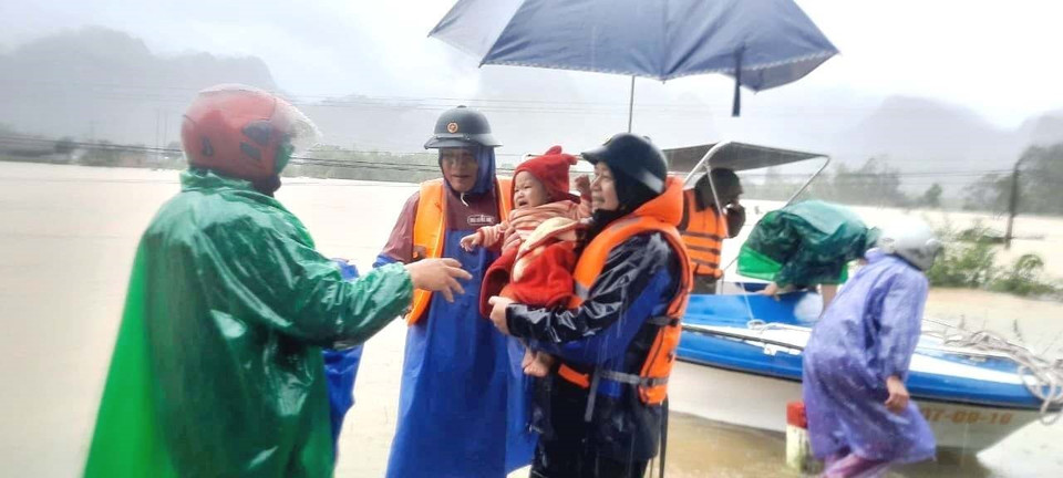  Trên hai tuyến biên giới, Bộ đội Biên phòng Quảng Bình vẫn đang tích cực, sát cánh cùng đồng bào nhân dân vừa hỗ trợ công tác khắc phục vừa tích cực bám sát địa bàn (Ảnh: Võ Dung/TTXVN)