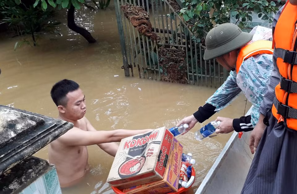 Ngay sau khi trải qua đợt lũ kỷ lục nhất trong lịch sử, nhiều tổ chức, cá nhân đang nỗ lực đưa những gói hàng cứu trợ đến với người dân vùng lũ Quảng Bình.(Ảnh: Văn Tý/TTXVN)